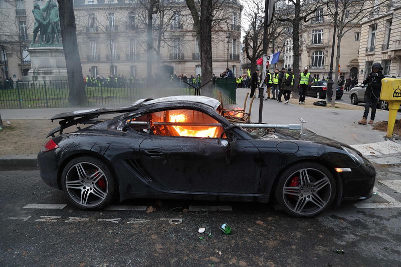 Un coche ardiendo en una calle en París