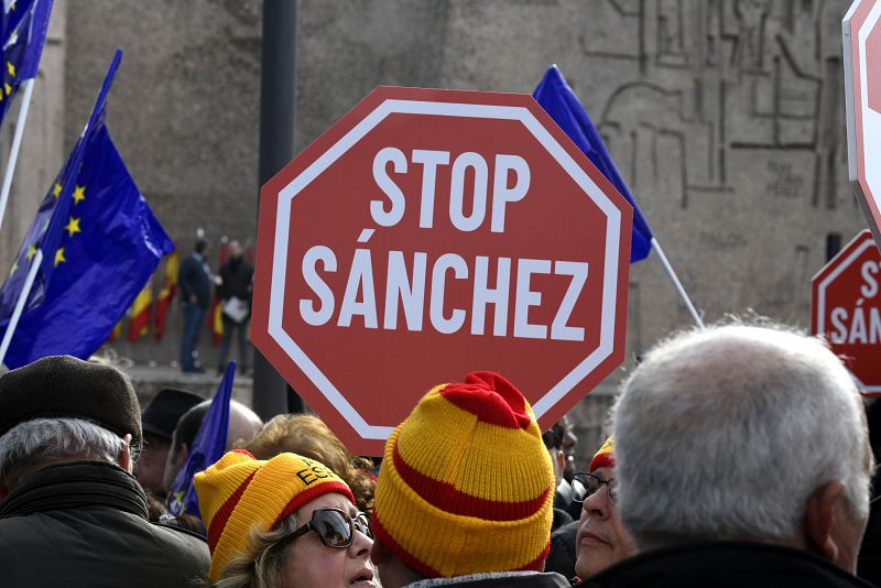 Numerosas personas se han congregado en la Plaza de Colón para protestar contra la política del Gobierno de Pedro Sánchez en Cataluña y en defensa de la unidad de España