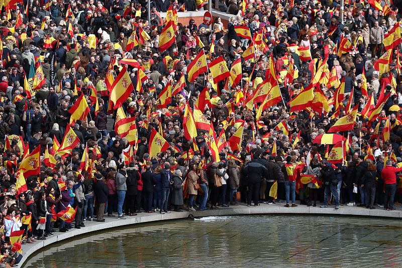 La plaza de Colón en Madrid se ha llenado de gente con banderas de España que se ha manifestado para defender la unidad de España y para exigir al presidente del Gobierno la convocatoria de elecciones generales