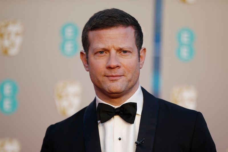 El presentador Dermot O'Leary posa en la alfombra roja