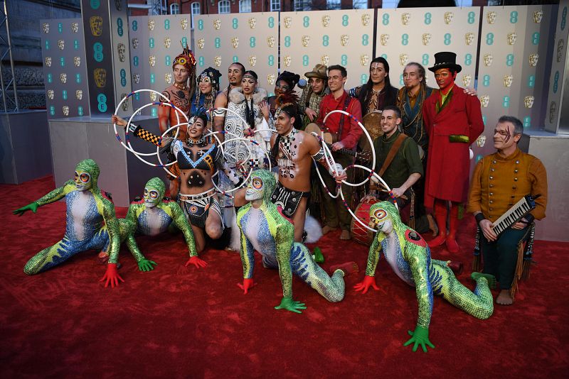 El equipo del Circo del Sol posando a su llegada a la ceremonia de entrega de los Bafta en el Royal Albert Hall en Londres