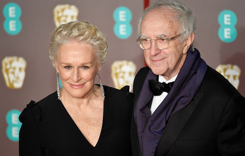 Glenn Close, nominada en la categoría de mejor Actriz Principal por 'La buena esposa', posa en la alfombra roja con Jonathan Pryce, coprotagonista de la película.
