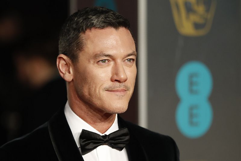 El actor Luke Evans posa en la alfombra roja