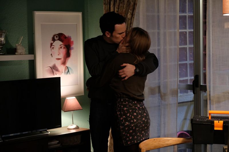 Toni y Olga se besan a escondidas de Paty