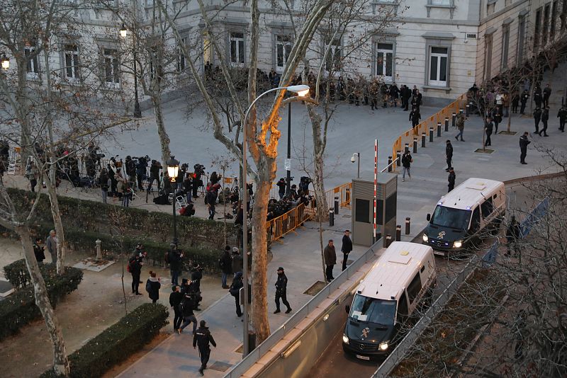 Autobús de la Guardia Civil, donde podrían ir los líderes independentistas que van a ser juzgados