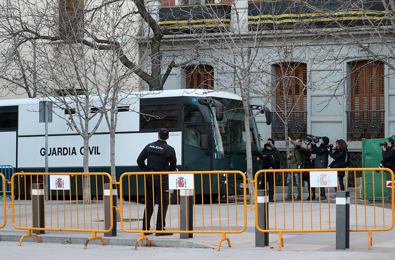 Un autobús de la Guardia Civil donde se cree que pueden ir los líderes independentistas