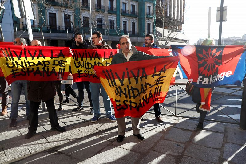 Personas portan banderas con la leyenda "Viva la unidad de España"