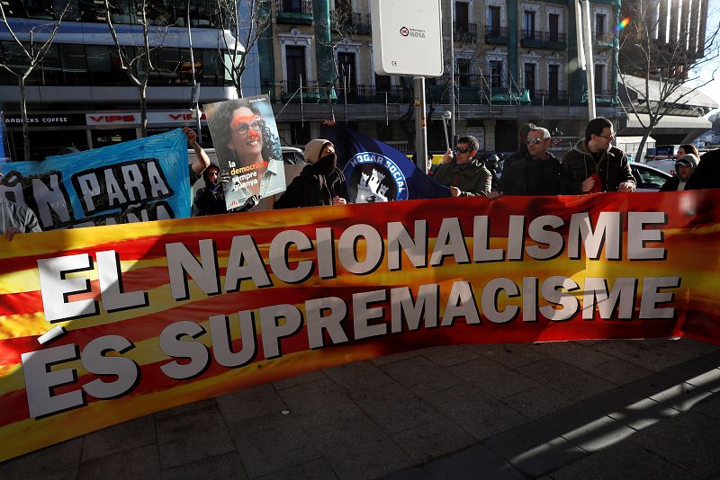 Personas con una bandera donde se lee "El nacionalisme es supremacisme"