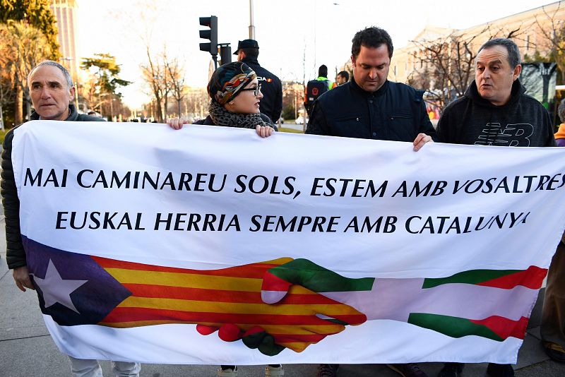 Varias personas con una pancarta de "apoyo del País Vasco a Cataluña"