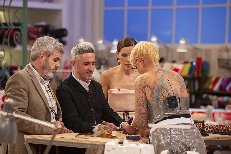 El jurado revisa el trabajo de un aprendiz, Isabel.