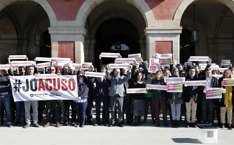 Diputados de JxCat, ERC, Catalunya en Comú Podem y la CUP y trabajadores del Parlament realizan un paro