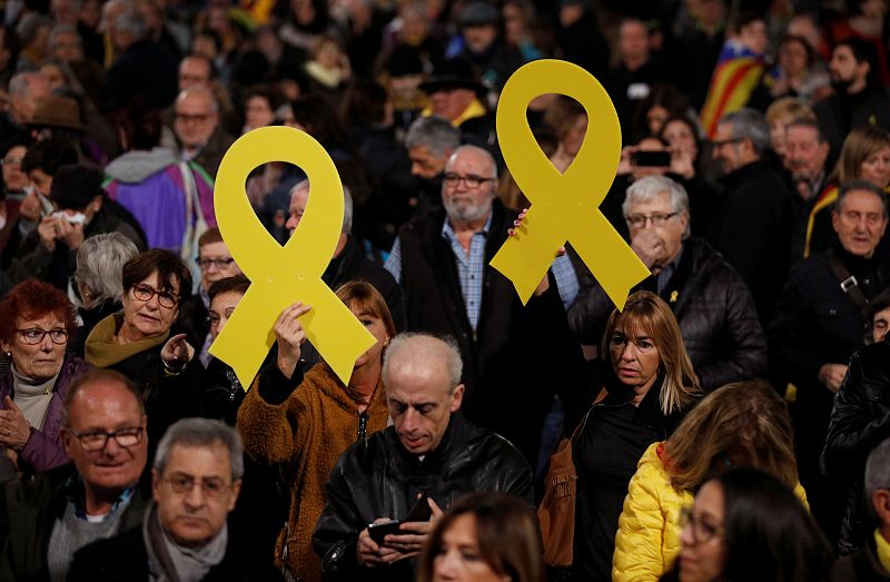 Manifestantes muestran lazos amarillos en la protesta contra el juicio del 'procés' convocada en la Plaza de Catalunya de Barcelona.
