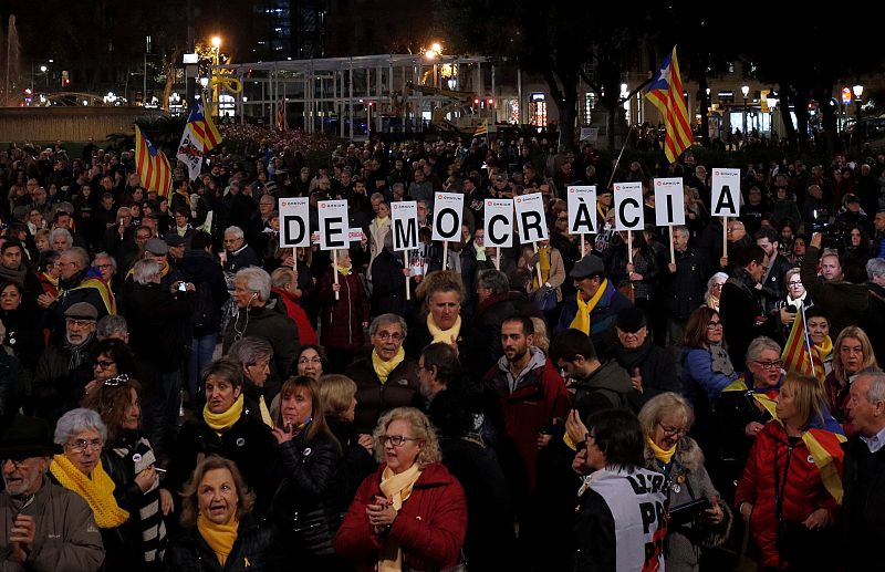 Manifestantes en la Plaza de Caralunya en Barcelona.