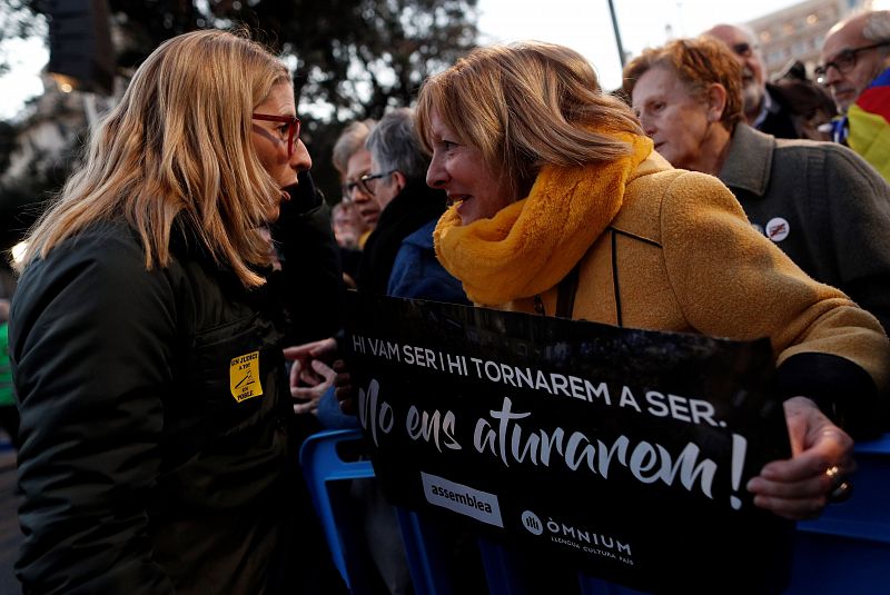 La consellera de Presidencia y portavoz de la Generalitat, Elsa Artadi, habla con una manifestante en la concentración en plaza Catalunya por el juicio del 'procés'