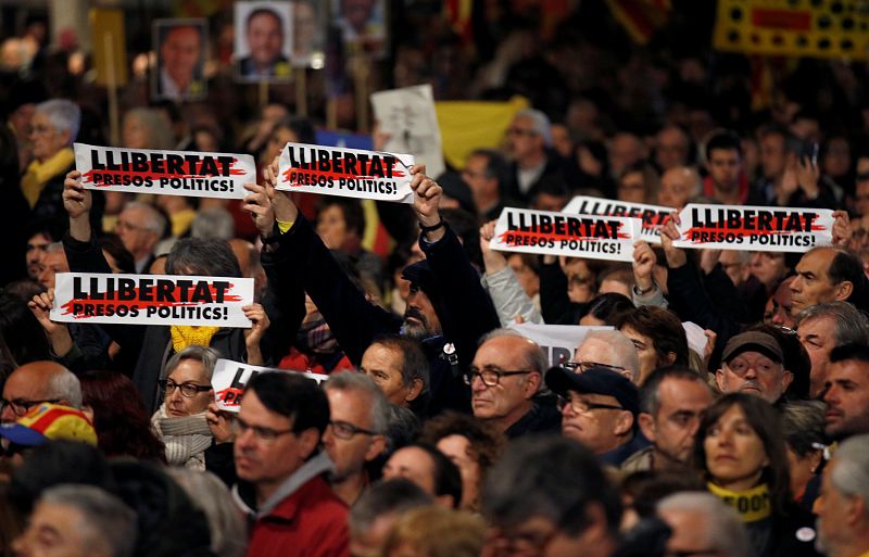 Carteles con el lema "Libertad presos políticos" que han podidio verse en la manifestación en Cataluña por el juicio del 'procés' en el Tribunal Supremo.