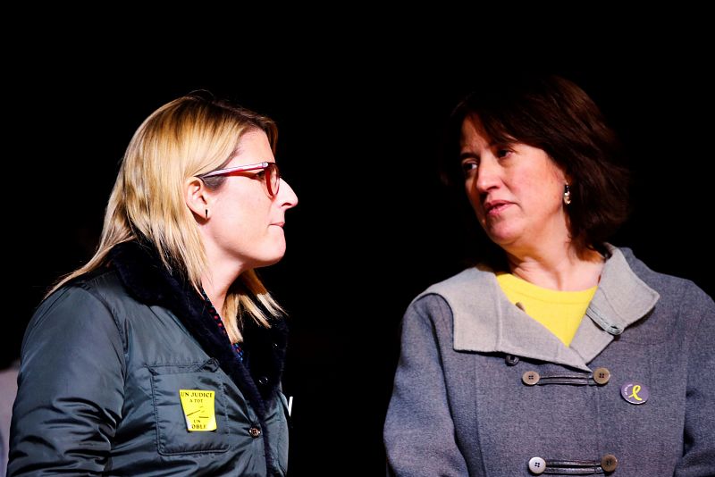 La portavoz del Govern, Elsa Artadi, y la presidenta de la ANC, Elisenda Paluzie, durante la concentración contra el juicio del "procés" en Barcelona.