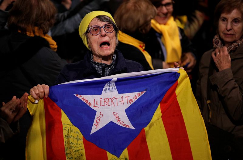 Una mujer muestra una Estelada durante las protestas contra el juicio del 'procés' en la plaza Catalunya.