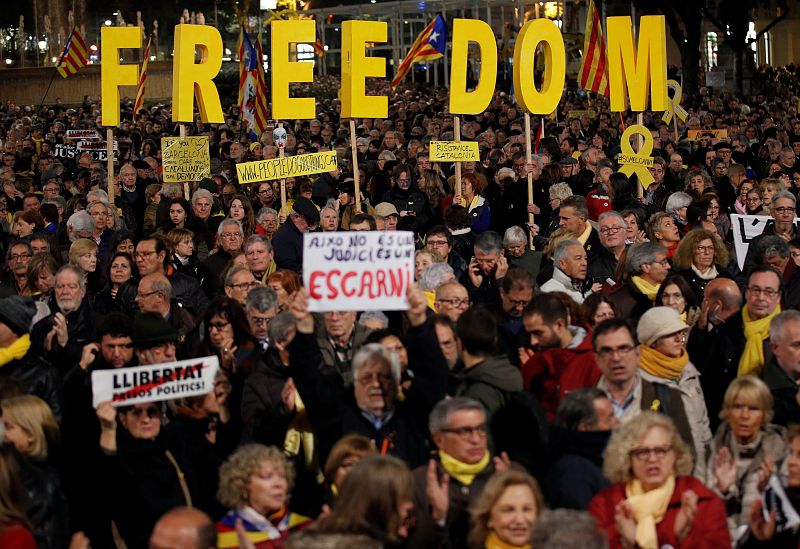 Un grupo de manifestantes forma la palabra 'Freedom' (libertad en inglés) en la protesta contra el juicio del 'procés' en plaza Catalunya.