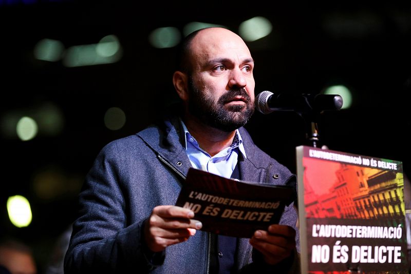 El vicepresidente de Òmnium Cultural, Marcel Mauri, durante la concentración contra el juicio del "procés" en Barcelona.