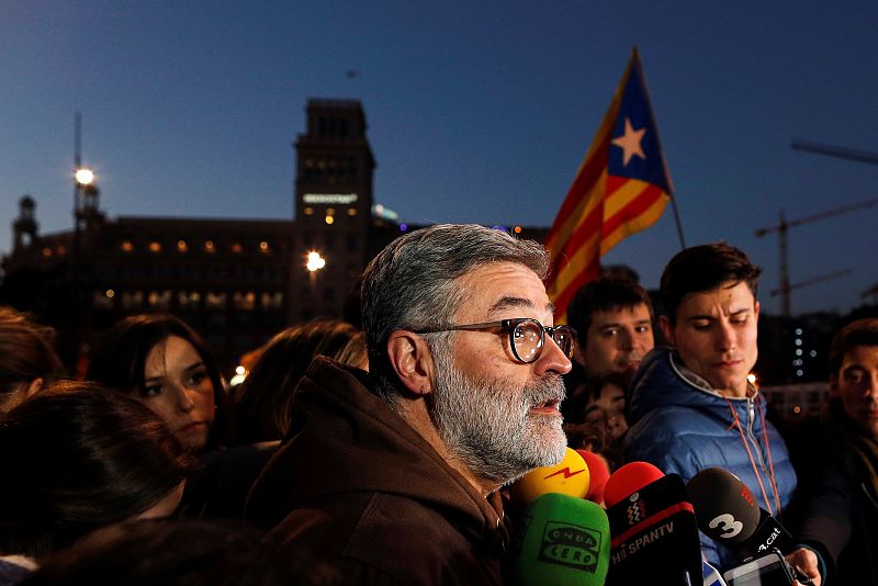 El diputado de la CUP Carles Riera atiende a la prensa durante la concentración contra el juicio del "procés" en la plaza Catalunya de Barcelona