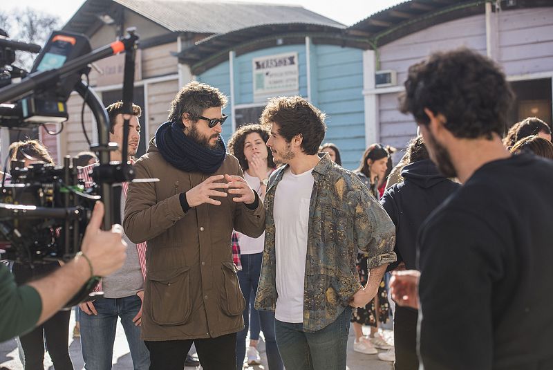 Miki junto al director Adrià Pujol durante el rodaje dle videoclip de 'La venda'