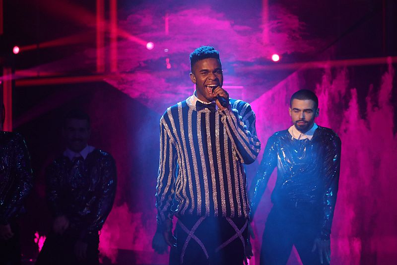 Famous interpreta 'Rock with you'