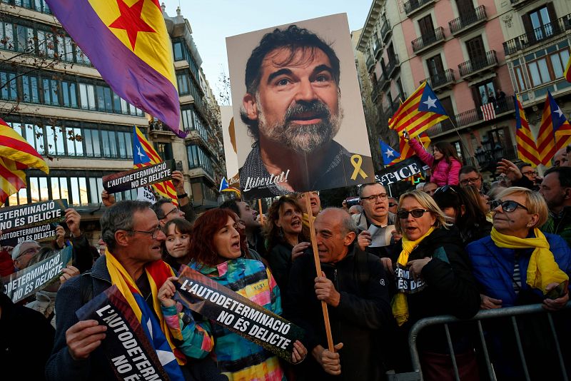 Un grupo de manifestantes porta una fotografía del líder separatista encarcelado Jordi Cuixart