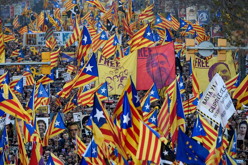 Los manifestantes portan pancartas con las fotos de los políticos catalanes en prisión