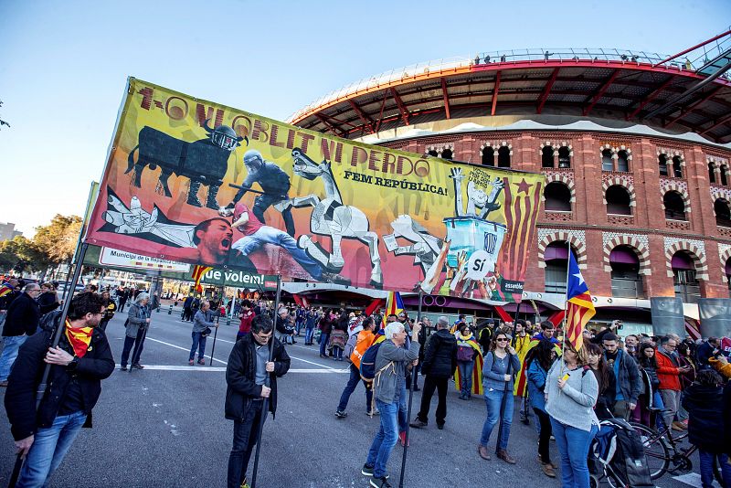 Manifestación convocada por ANC y Òmnium Cultural en el centro de Barcelona para protestar contra el juicio del 'procés' bajo el lema "La autodeterminación no es delito"