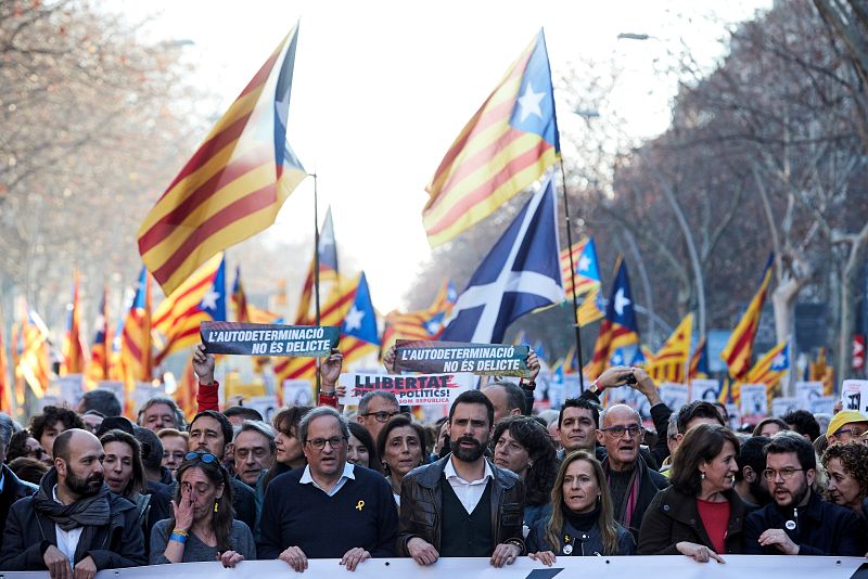 El presidente de la Generalitat, Quim Torra, junto al presidente del Parlament, Roger Torrent, en la cabecera de la manifestación
