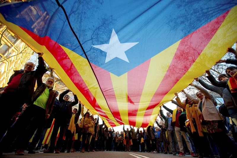 Varios manifestantes portan una gran estelada durante la movilización celebrada en el centro de Barcelona para protestar contra el juicio del 'procés'
