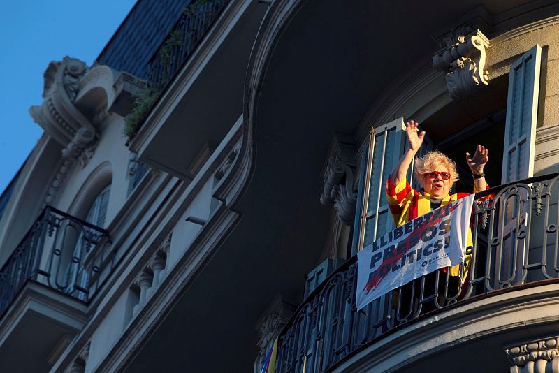 La actriz Nuria Feliu observa desde un balcón la manifestación