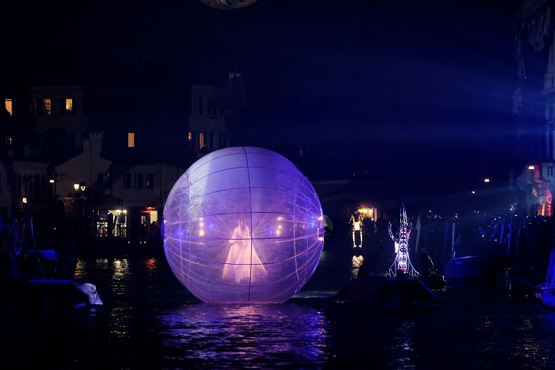 La gente disfruta del desfile acuático que marca el comienzo del Carnaval en Venecia