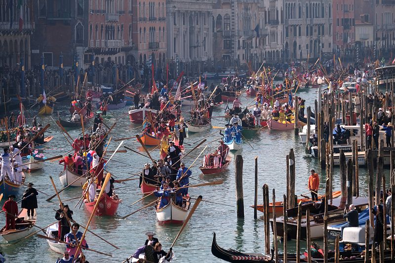 Los venecianos reman durante el desfile en el Gran Canal