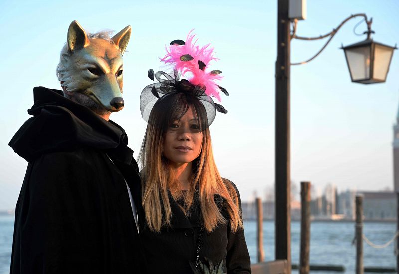 Una pareja posa en la Riva degli Schiavoni