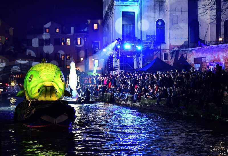 Actuación nocturna en el Canal de Cannaregio