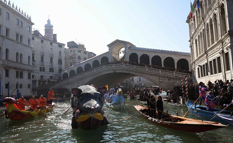 Los espectadores observan el desfile desde el Puente de Rialto