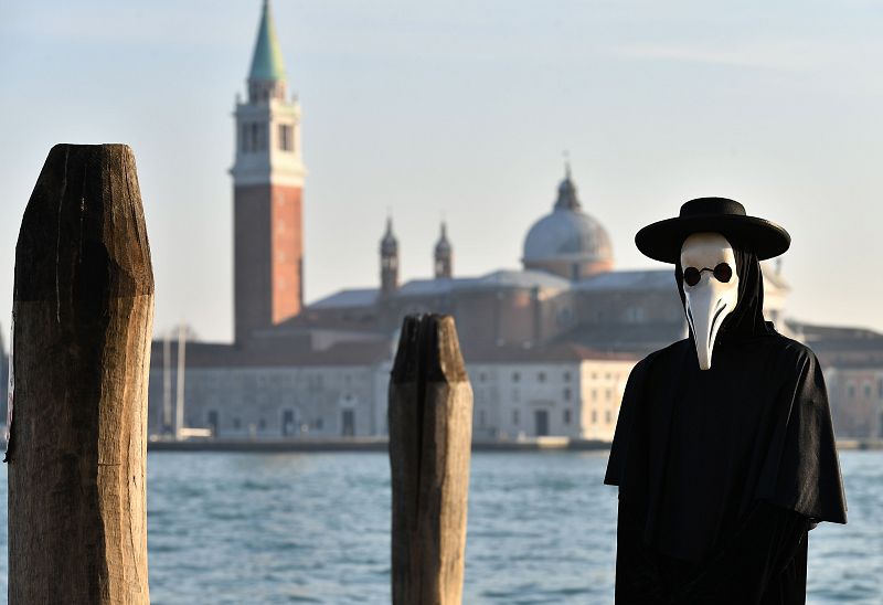 Una persona posa frente a la Basílica de San Giorgio Maggiore