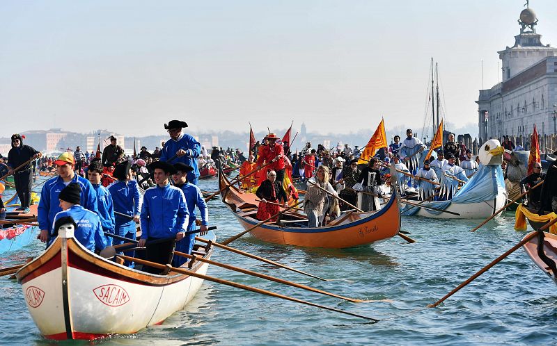 Los botes se preparan para iniciar la regata de Carnaval