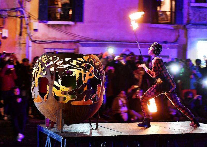 La gente disfruta del espectáculo nocturno que marca el comienzo del Carnaval en Venecia