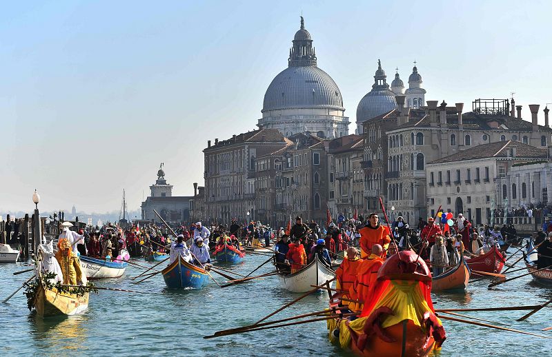 Los botes navegan el Gran Canal y dejan atrás la Basílica de Santa María de la Salud