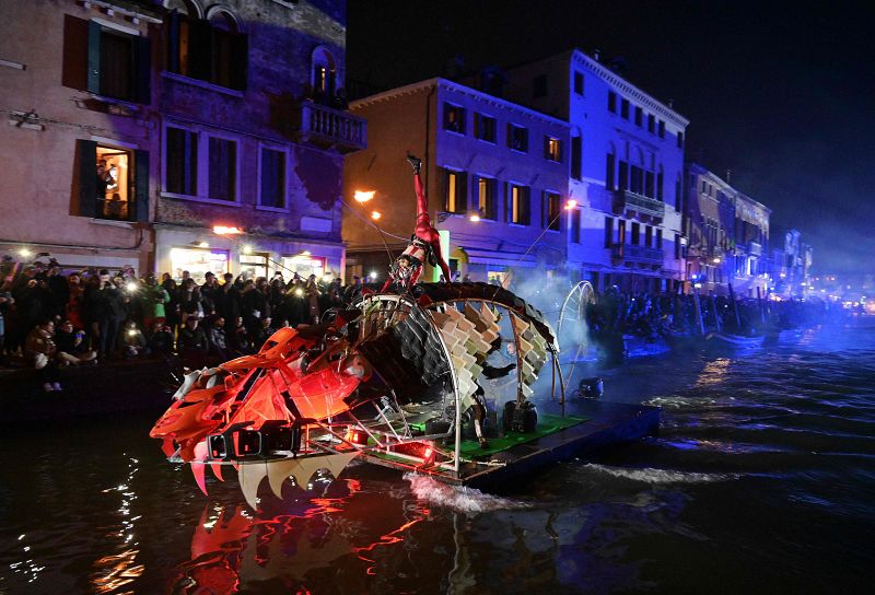 La gente disfruta del desfile acuático que marca el comienzo del Carnaval en Venecia