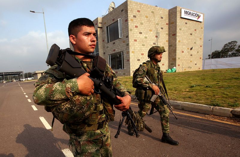 Miembros del ejército colombiano montan guardia en las inmediaciones del concierto Venezuela Aid Live.