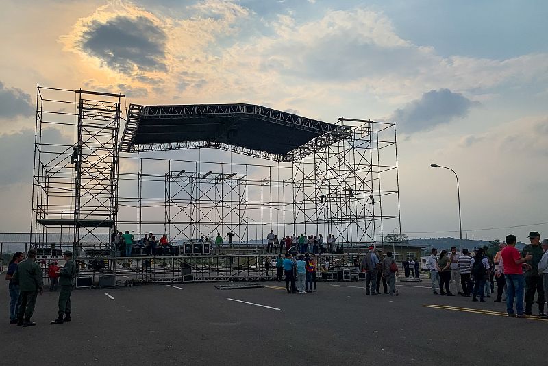 Instalación de la tarima del concierto organizado por el Gobierno de Maduro