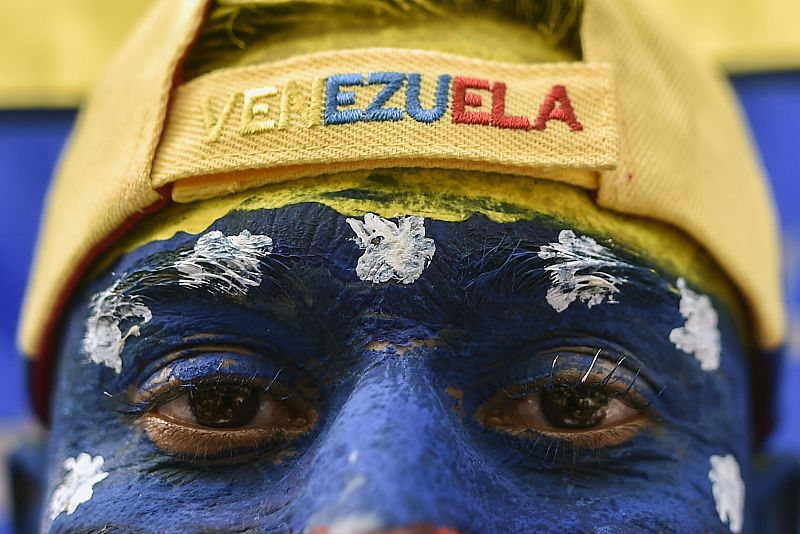 Algunos asistentes al concierto 'Venezuela Aid Live' han acudido con el rostro pintado con los colores nacionales.