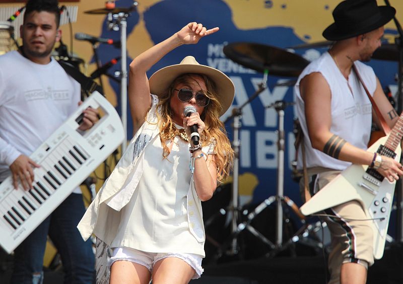 La cantante mexicana Paulina Rubio actúa durante el concierto 'Venezuela Aid Live'.