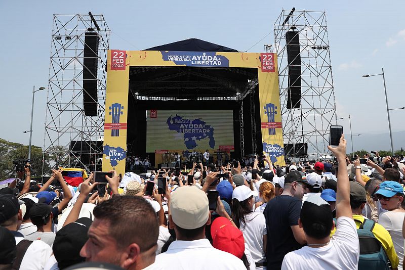 Vista general de la tarima del concierto 'Venezuela Aid Live' en el puente fronterizo de Tienditas, en Cúcuta (Colombia)