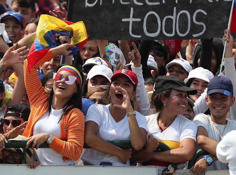 Asistentes disfrutan del concierto 'Venezuela Aid Live' en el puente fronterizo de Tienditas, en Cúcuta (Colombia).