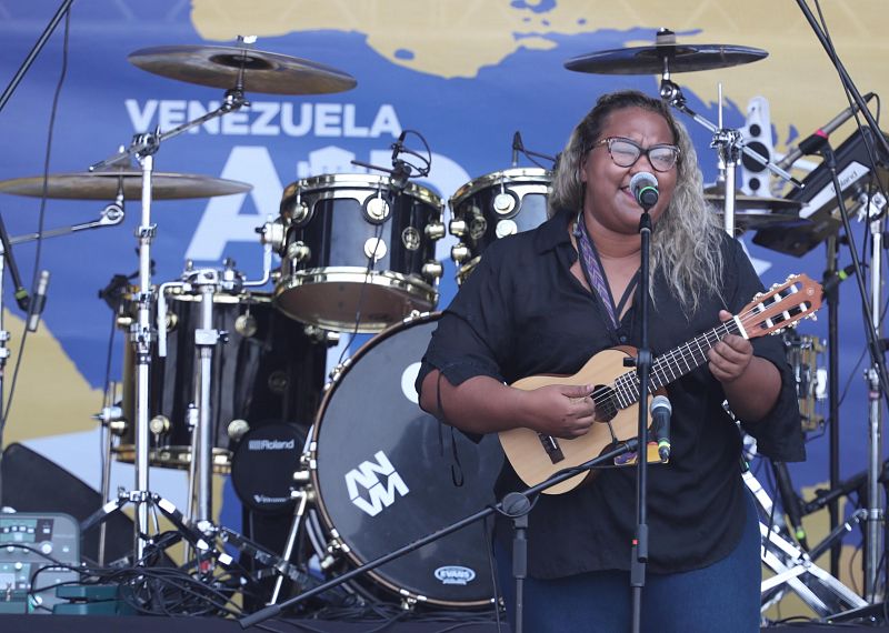 La venezolana Reymar Perdomo interpreta la canción 'Me fui', tema que se volvió viral en redes sociales y es considerado el "himno de la indignación" por la situación del país