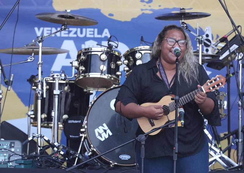 La venezolana Reymar Perdomo interpreta la canción 'Me fui', tema que se volvió viral en redes sociales y es considerado el "himno de la indignación" por la situación del país